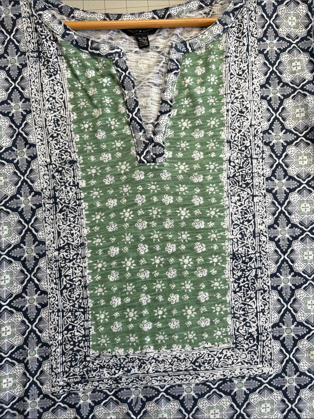 Lucky Brand - Green & Navy Patterned V-Neck Top size XL - Picture 6 of 6